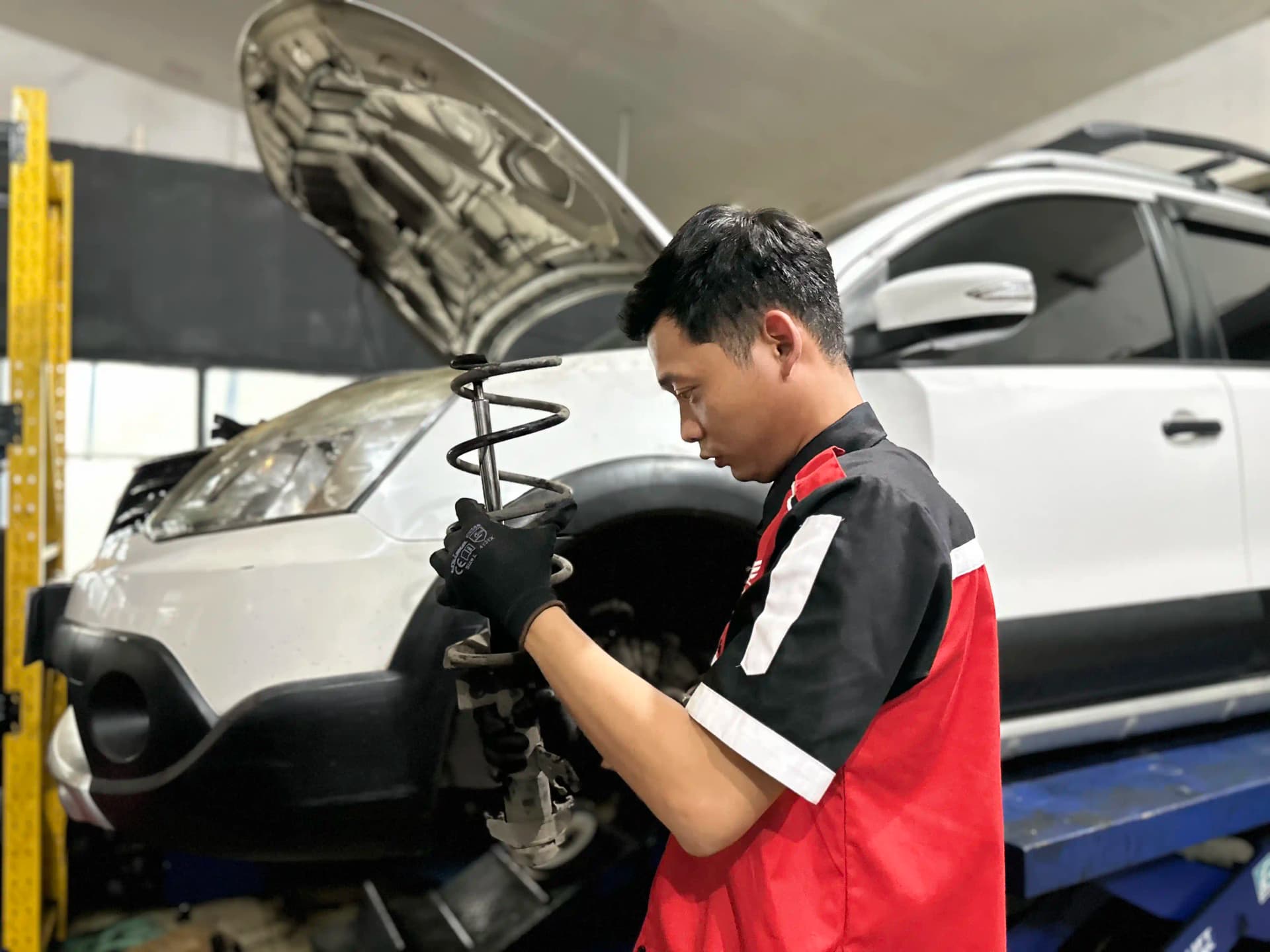 Pengerjaan kaki-kaki mobil area roda depan