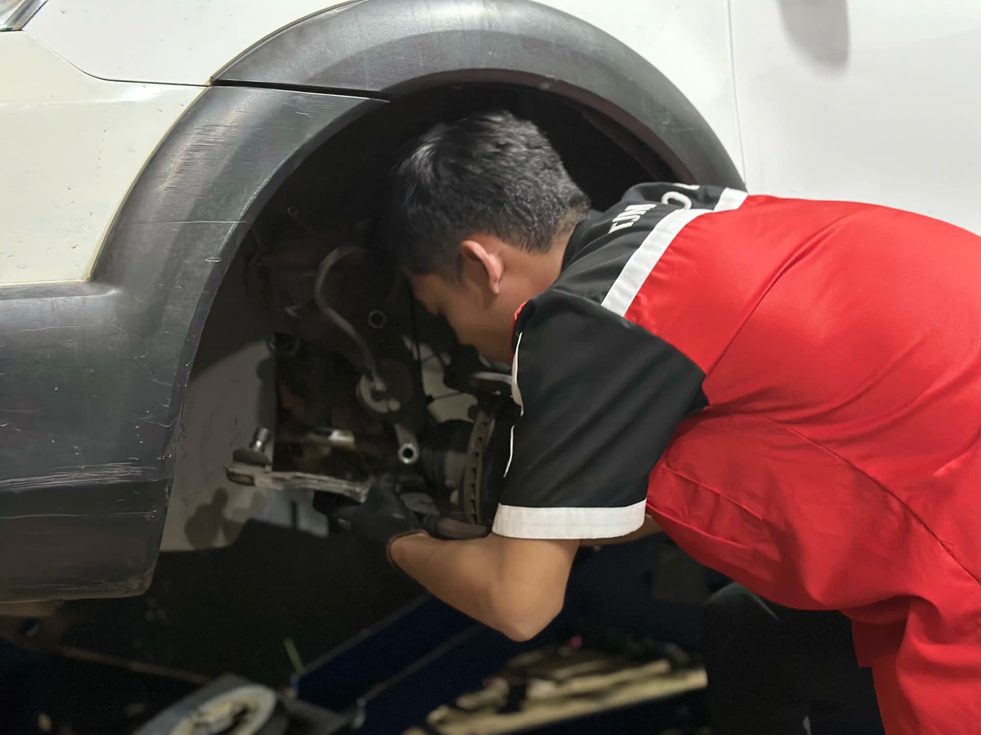 Perbaikan komponen kaki-kaki mendalam