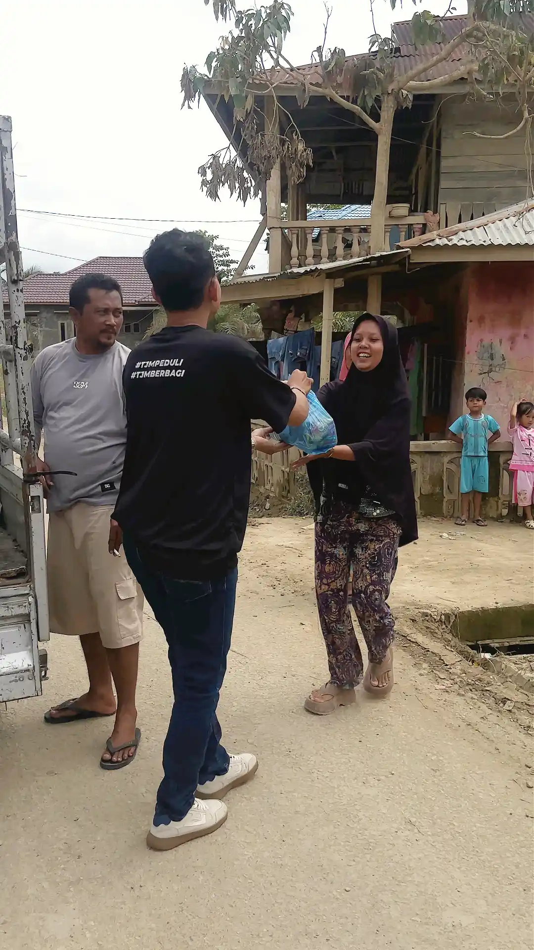 Penyerahan bantuan sembako oleh tim TJM Peduli kepada warga terdampak banjir.