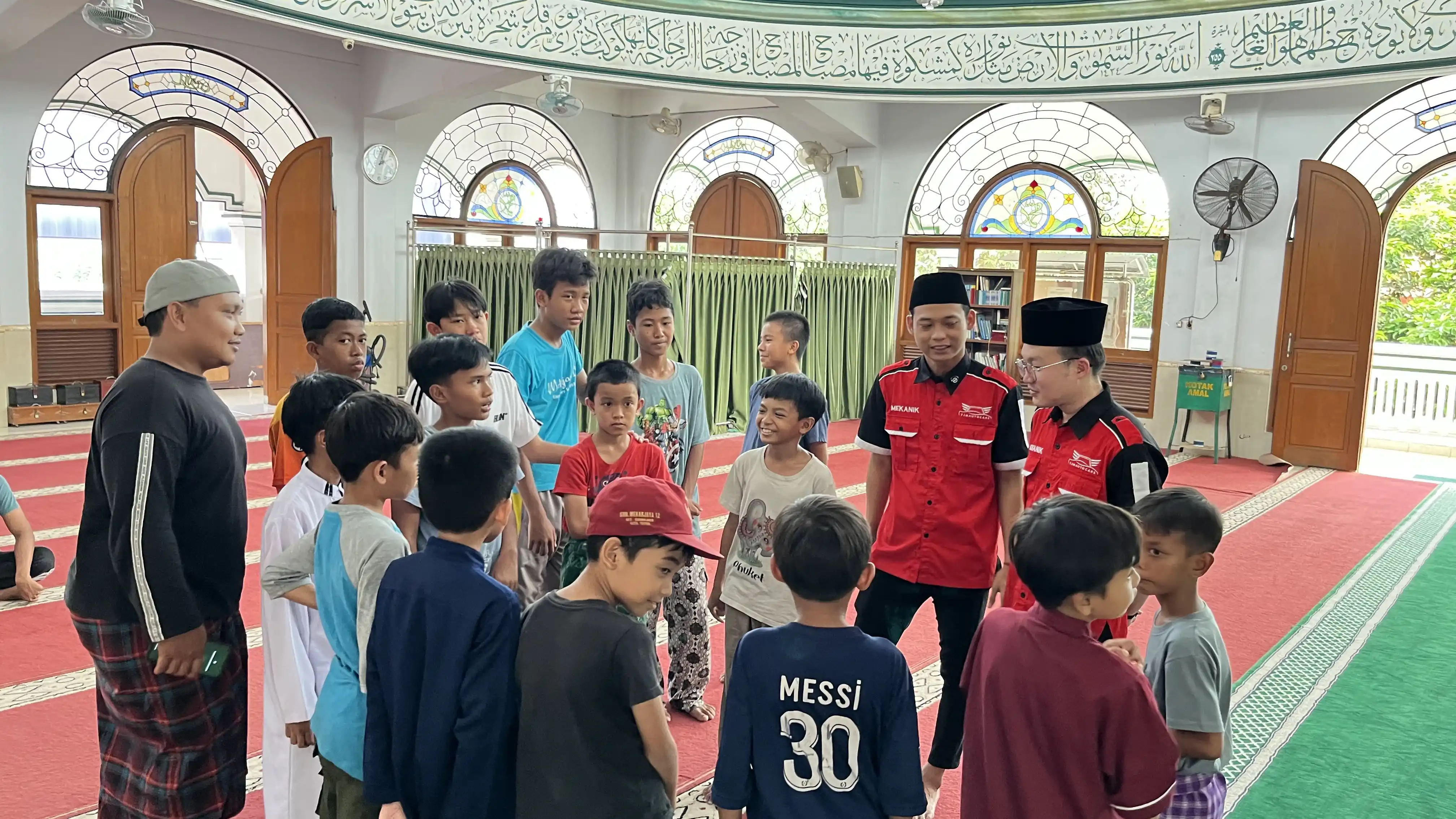 Tim TJM Peduli berinteraksi dengan anak-anak