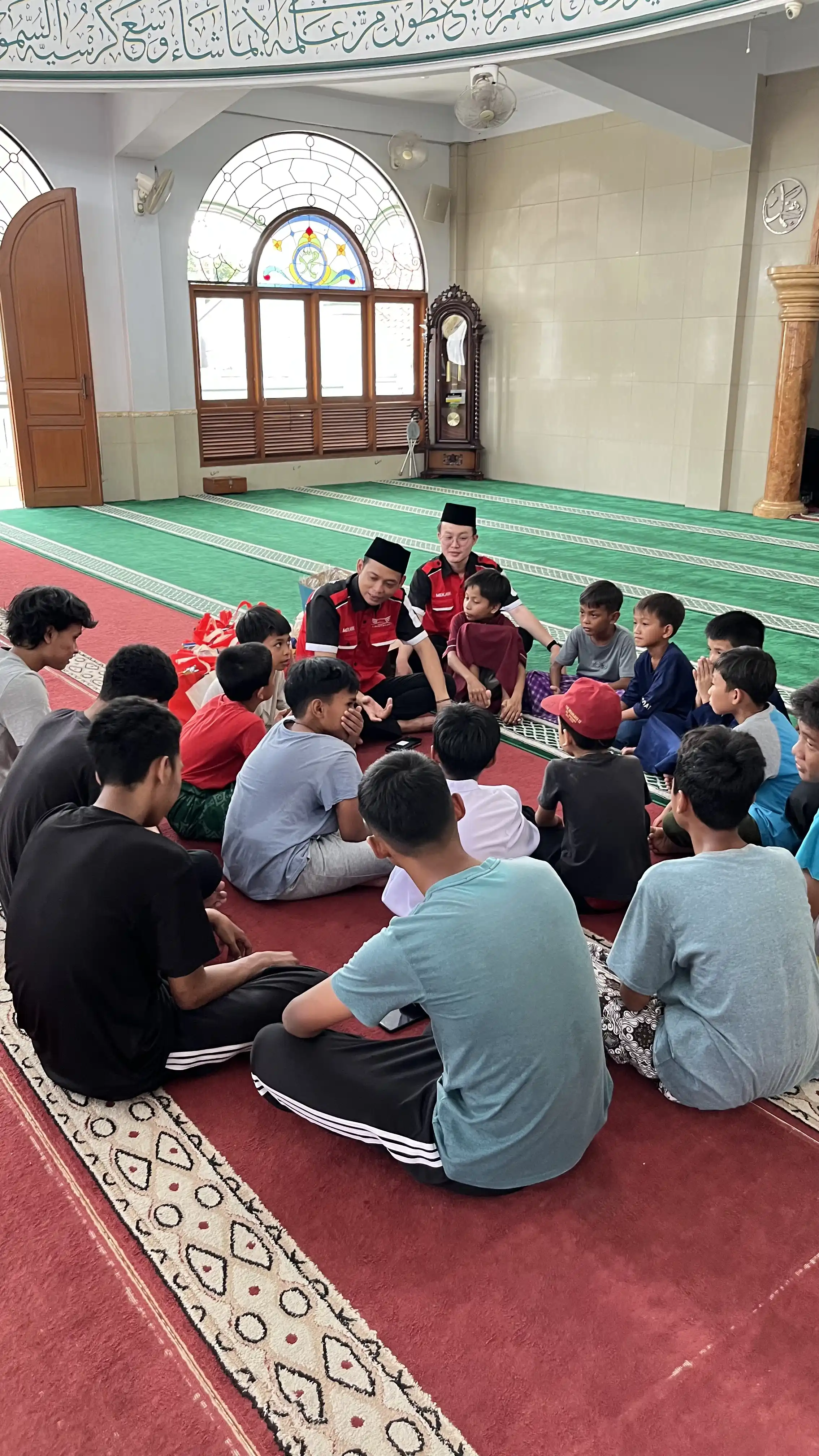 TJM Auto Care berbincang dengan anak-anak dalam program TJM Peduli.