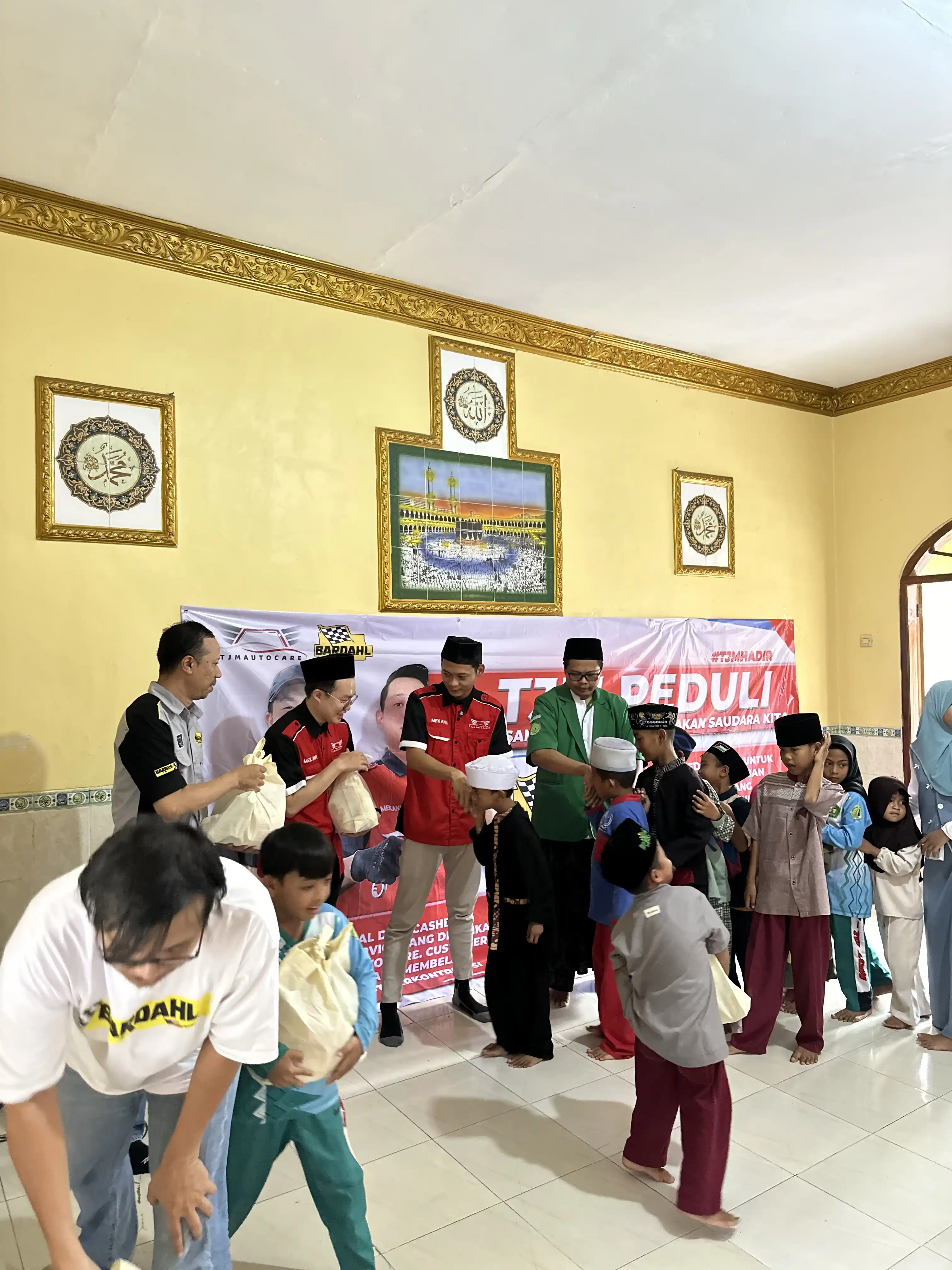 Tim TJM Peduli Menyiapkan Bantuan