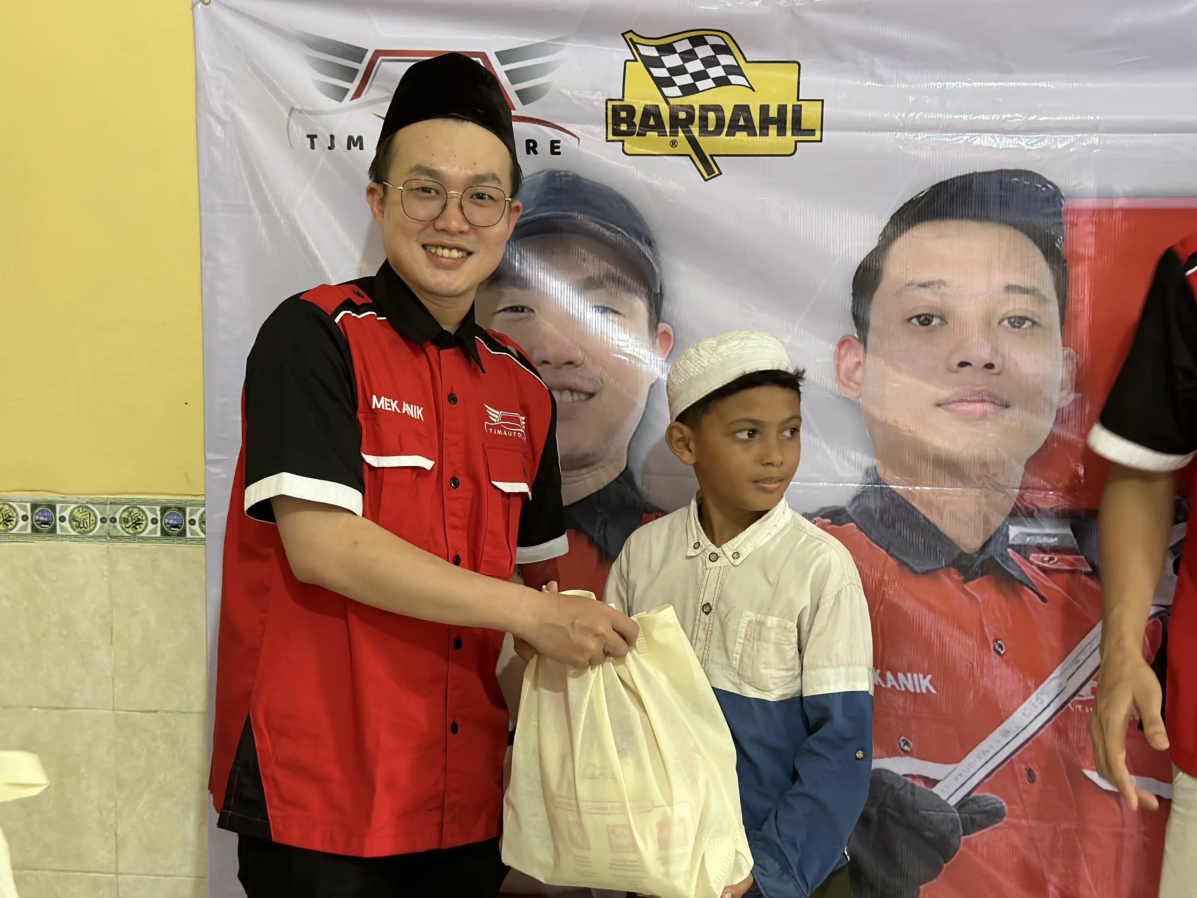 Penyerahan bantuan dalam program TJM Peduli.